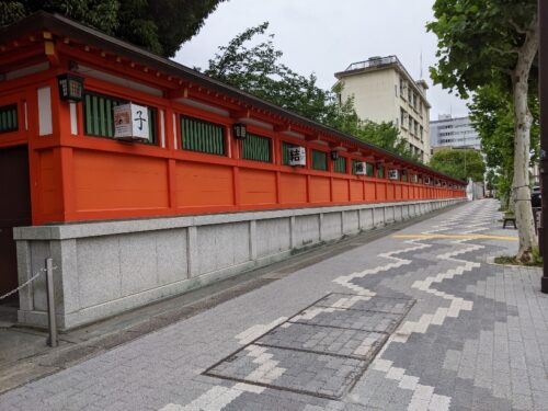 金神社西側の朱色の塀