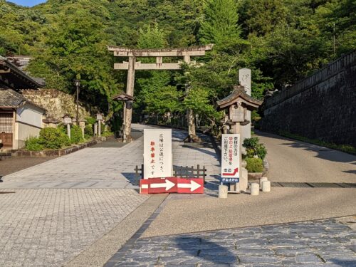 伊奈波神社一の鳥居　車の案内