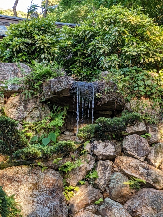 伊奈波神社の滝