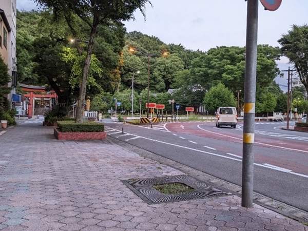 橿森神社と車道のカーブ