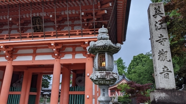 美江寺の山門と寺標